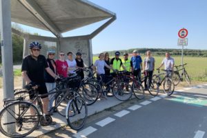 Eine muntere SPD-Truppe befährt den Radschnellweg