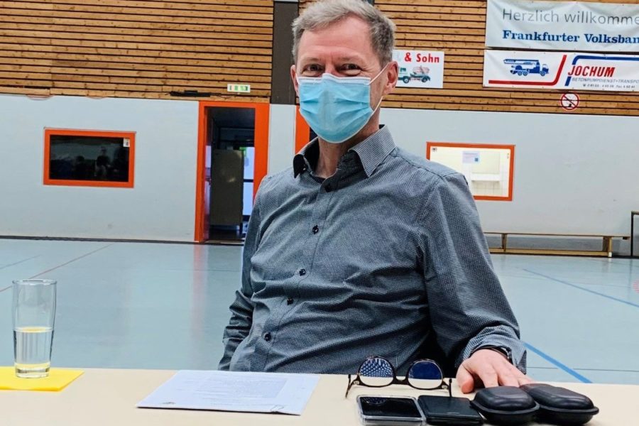 Beigeordneter Jörg Görich während einer Gemeindevertretersitzung in der Horst-Schmidt-Halle 2021